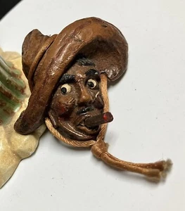 Broche de cigarrillo vintage celuloide hombre mexicano en sombrero fumar cigarro-Hombre - Imagen 1 de 5