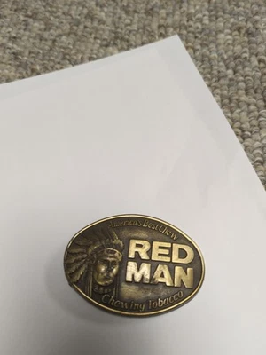 Fivela de cinto de bronze Red Man Chewing Tobacco 1988 edição limitada The Pinkerton Co - Imagem 1 de 2