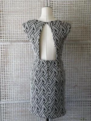 Vestido Vaina Anthropologie Silence&Noise Blanco y Negro Tejido Recorte Espalda Asym ~ S/M Foto 1 de 4