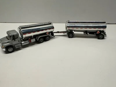 Walthers SceneMaster HO International  Dual Oil Tanker - Image 1 of 4