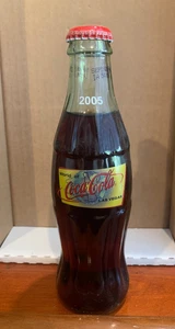 Botella de vidrio Coca-Cola 8 oz Coca-Cola coleccionable RARA completa 2005 LAS VEGAS WORLD OF - Imagen 1 de 1