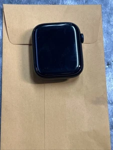 Apple Watch Series 7 45 mm en aluminium minuit débloqué. Noir A2477 - Photo 1 sur 9