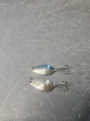 2 colheres Little Cleo vintage 1 prata 1 prata e azul pequenas boas - Imagem 1 de 3