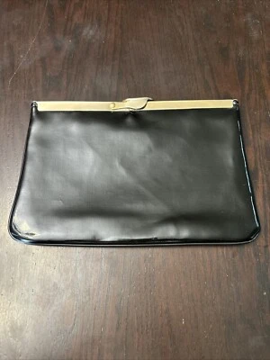 Cartera sin asas vintage Etra sobre de cuero negro con cadena tono dorado Etrā Foto 1 de 4