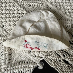 Cappello ricamato vintage bambino/bambola cofano Billy Boy capra blu rosso panna bordo - Foto 1 di 5