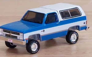 greenlight custom lifted 1984 blue/white Chevrolet K5 Blazer 1/64 no box - Bild 1 von 5
