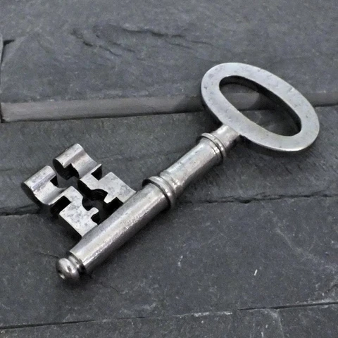 Antique Key - BRIDGE WARD Key with Flat Bow 2⅝" - ref.k517 Cover