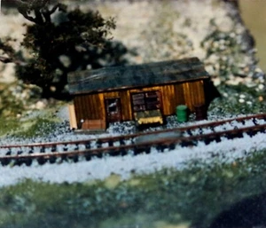 JV Models HO/HOn3 Motor Car House pkg/2 (2006) - Picture 1 of 2