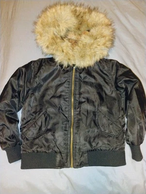 $99 NUEVO CON ETIQUETAS DANIELS CUERO NUEVA YORK Chaqueta Negra con Forro de Capucha de Piel Sintética Niños L Foto 1 de 4