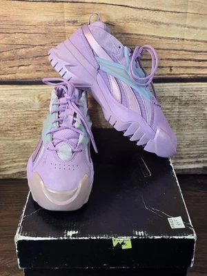 锐步女式 8.5 Cardi B Club C V2 休闲鞋 GW6693 拼接紫色二手 — 第 1/4 张图片