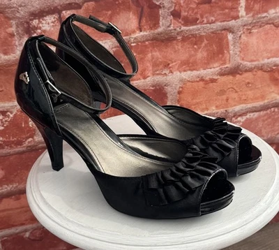 Zapatos de tacón de aguja Fergalicious by Fergie Peep-Toe negros con correa en el tobillo talla 9,5 Foto 1 de 4