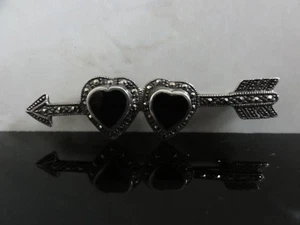 VICTORIAN LARGE TWIN HEARTS AND ARROW 925 STERLING MARCASITE PIN BROOCH - Picture 1 of 7