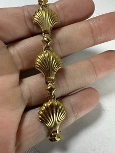 Vintage Bracelet Avon Seashell Goldtone Chain dainty Signed - Picture 1 of 6