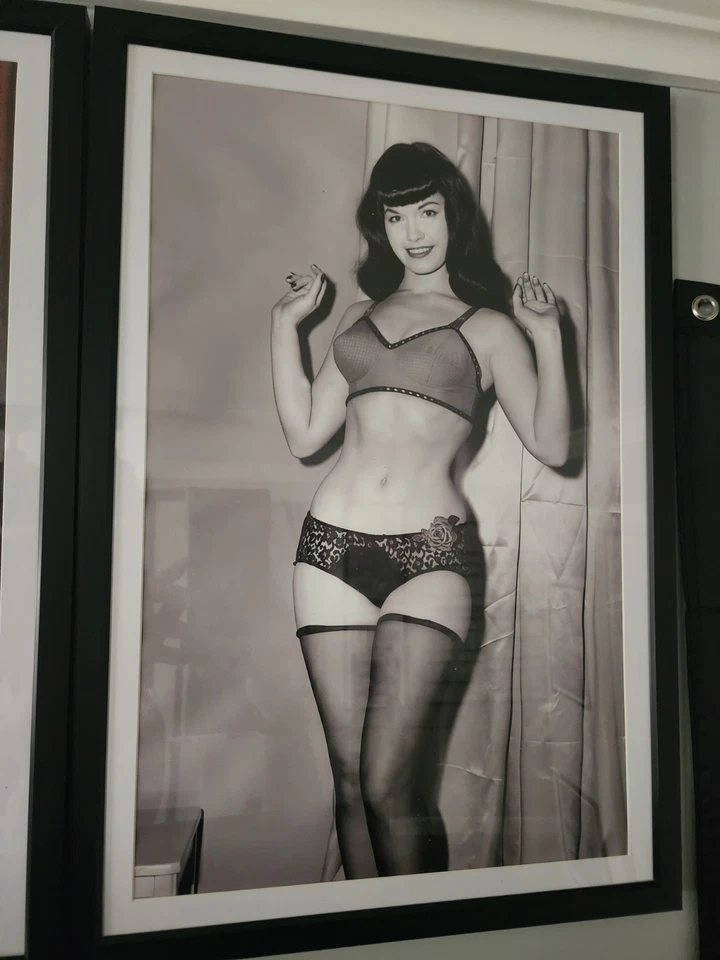 Sujetador y bragas Bettie Page vintage pinup 12 x 18 impresión artística en lienzo enmarcado Foto 1 de 2