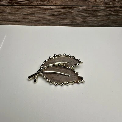 Sarah Coventry Wooded Beauty Autumn Fall Leaf Brooch Pin Gold Tone / Brown - Image 1 of 4