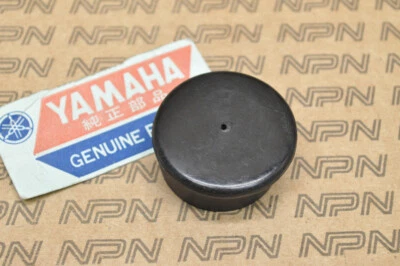 Tapa brazo trasero 180-22117-00 NOS Yamaha G6S G7S MJ2 U7 YG1 YG5 YGS1 YJ2 YL1 YL2 Foto 1 de 3