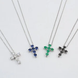 Gircollo in Oro Bianco 18kt con Croci pendenti in Diamanti, Zaffiri e Smeraldi. - Picture 1 of 17