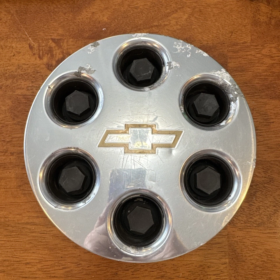 Оригинальный центральный колпак 00–03 Chevrolet Astro Avalanche Suburban Tahoe 6Lug 15004143 - Изображение 1 из 4