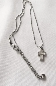 Collana con ciondolo croce cristallo piccolo tono argento Brighton - Foto 1 di 8