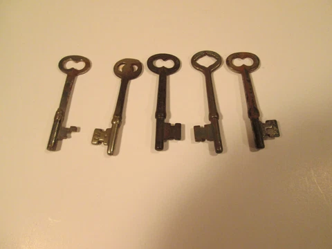 Lot of 5 Antique Skeleton Keys Cover