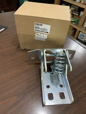 1999 - 2002 DODGE TRUCK UPPER DOOR HINGE  SK961002 - Image 1 of 4