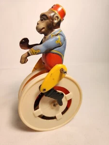 Antiguo mono de cuerda de hojalata de Alemania de la zona de Estados Unidos equilibrado sobre rueda - Imagen 1 de 6