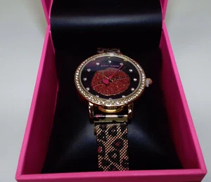 Neu Betsey Johnson Damenuhr Glitzer Lippen Metallgeflecht Leopardenband Box UVP 79 $ - Bild 1 von 4
