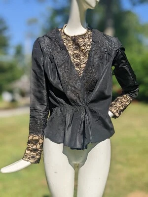 CHAQUETA EDUARDIANA DE TAFETÁN DE SEDA NEGRA CON EMB RECORTE FLORAL GASA NEGRA Foto 1 de 4