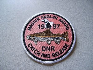 1997 MICHIGAN DNR MASTER ANGLER AWARD CATCH & RELEASE FISHING PATCH - DEER-BEAR - Picture 1 of 6
