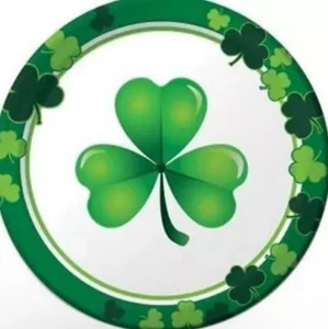 St Patrick's Day Clover Crazy 9 Inch Paper Plates 8 Pack Tableware Decorations - Picture 1 of 2