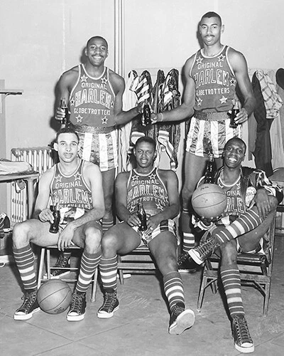 1958-59 УВЯДАНИЕ КАМЕРГЕР И ГАРЛЕМ GLOBETROTTERS 8 x 10 команда фото - Изображение 1 из 1