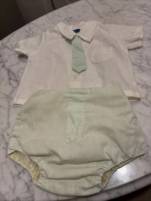 Conjunto de bebé niño Nan-Bet vintage verde corbata y pantalones forrados de plástico Foto 1 de 4