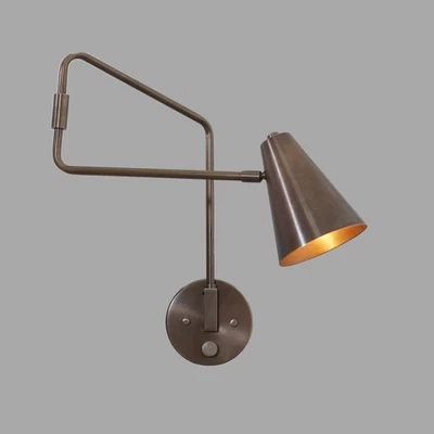 Aplique de latón articulado de una sola luz hecha a mano estilo mediados de siglo lámpara de pared de latón Foto 1 de 4