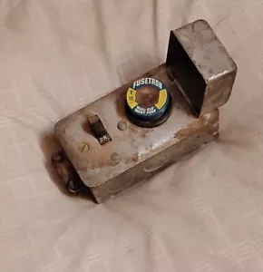Unusual switchbox with screw in fuse - Picture 1 of 1