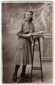Junges Teenager Mädchen Studio Portrait Foto Postkarte 1934 Belgisches Sepia RPPC - Bild 1 von 2