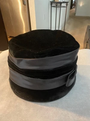 Sombrero de mujer estilo Fedora ala pequeña de varios colores y uno vintage. Foto 1 de 4