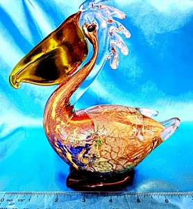Estatuilla de pelícano de vidrio artístico grande peso de papel oro y cobre 7" - Imagen 1 de 4