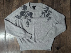 TAHARI Embroidered Shoulders 100% 2-PLY Cashmere Crew Neck Sweater Grey Size XL - Picture 1 of 13