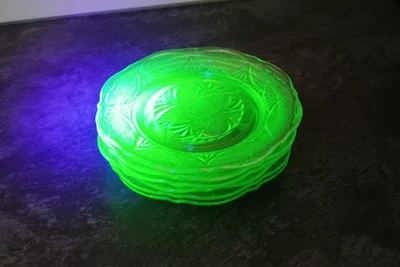 Six Hazel Atlas Royal Lace Uranium Green 6" Side Plates - Image 1 of 2