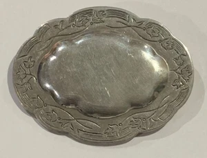 Prendedor ovalado vintage Kirk Stieff peltre repujado flores grabadas - Imagen 1 de 3