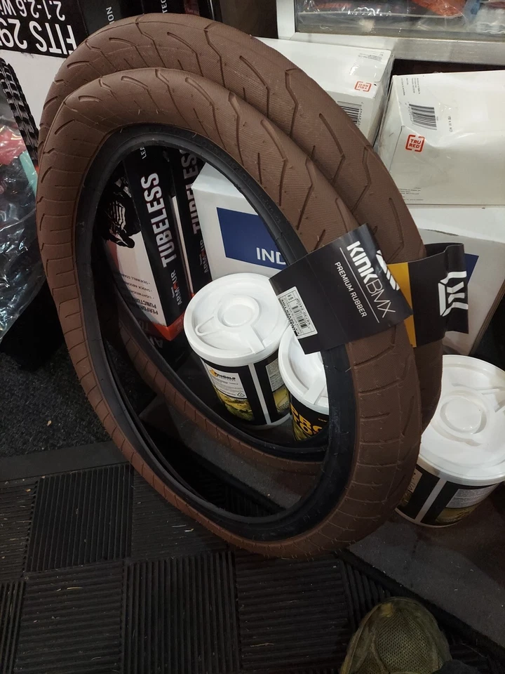 TWO Kink Server Tires Coffee with Blackwalls - Изображение 1 из 1