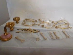 Menge 23 Vintage Messing Schubladengriffe, Runde Knöpfe Messing Schlüssel und Rosetten - Bild 1 von 5