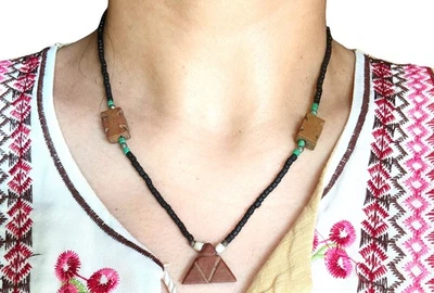 Collar de cuentas pequeñas de vidrio negro con jade marrón antiguo minimalista delicada joyería boho Foto 1 de 4