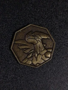 Moneda Octagonal Zekrom Pokemon Medallón Oro Oscuro Nintendo De Colección - Imagen 1 de 4