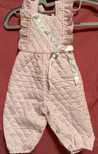 Mameluco acolchado vintage EVY de California bebé niña 6-9 meses cinta con volantes rosa - Imagen 1 de 11