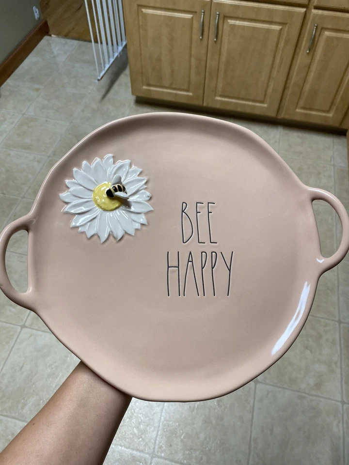 Rae Dunn BEE HAPPYY Plato Bandeja para Servir Redondo Rosa Cerámica Reina Margarita Amarillo Foto 1 de 4