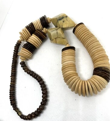 Collar de madera estilo étnico con cuentas de jaspe en forma de rombo  Foto 1 de 4