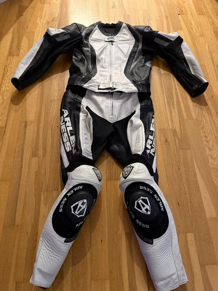 Arlen Ness Motorrad Lederkombi – Größe 54 – Hochwertige Racing-Kombi! - Bild 1 von 4
