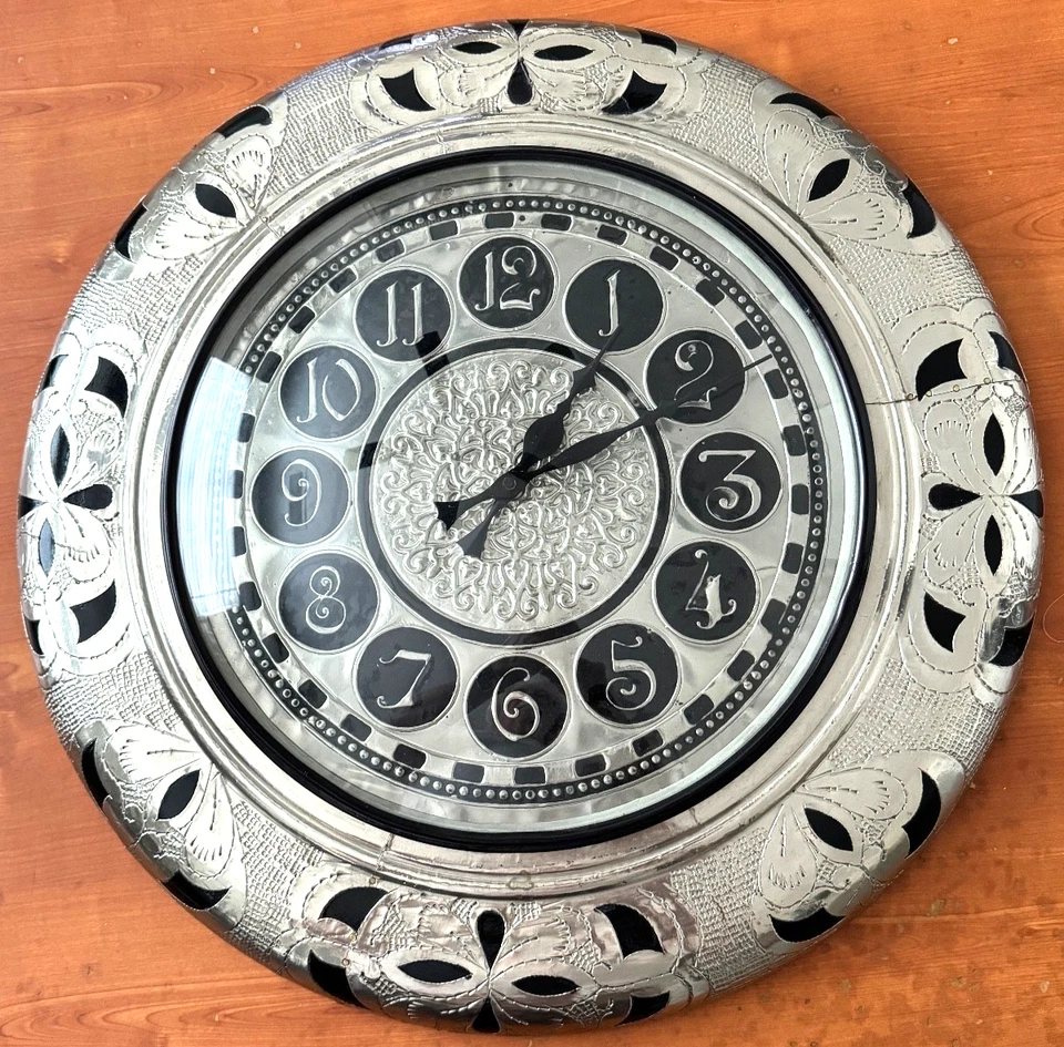 Reloj de Pared Artesanal Corte Metal Perseguido 17" Madera Étnica Tallada Usado en Excelente Condición Funciona Foto 1 de 4