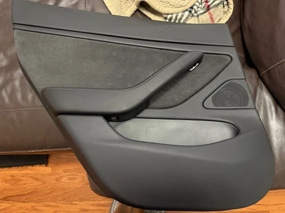17-19 TESLA MODELO 3 TARJETA PANEL PUERTA CONDUCTOR TRASERO IZQUIERDO NEGRO OEM USADO 1090413-01-L Foto 1 de 3
